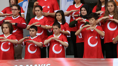 İstiklal Marşı'nı işaret diliyle okudular