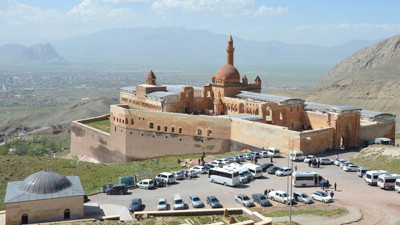 İshak Paşa Sarayı'na turist ilgisi