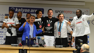 Şenol Güneş'e basın toplantısında futbolculardan sürpriz