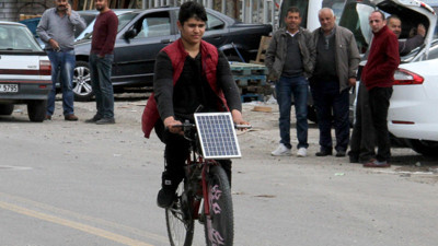 Liseli gençten motorlu, güneş panelli bisiklet