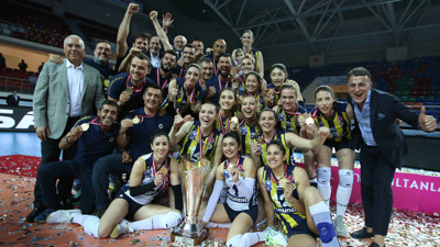 Fenerbahçe şampiyonluk kupasını kaldırdı