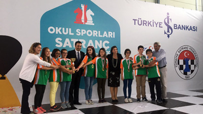 Okullarının adını şampiyonluğa yazdırdılar