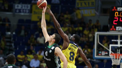 Fenerbahçe yarı final serisinde 2-0 öne geçti