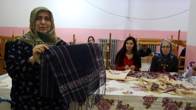 Peşkir dokumayı annesinden öğrendiği şekliyle yaşatıyor