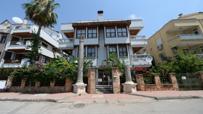 Roma dönemine ait sütunların konağın önüne konuldu