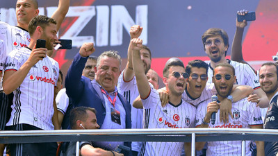 Beşiktaşlı futbolcular taraftarı coşturdu