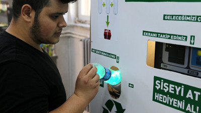 3 pet şişeye bir sakız