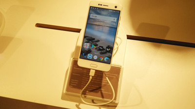 Turkcell'in yeni akıllısı T80, sanal gözlükle geldi