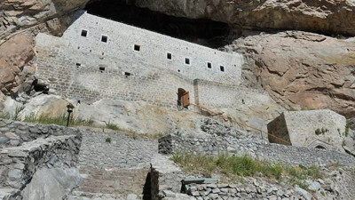 Kayadan oyma 'Meryem Ana Manastırı'