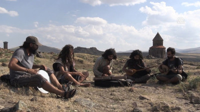 Şehir şehir dolaşarak Anadolu'nun ezgilerini seslendiriyorlar