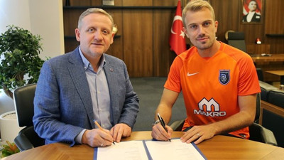 Mert Günok Medipol Başakşehir ile imzaladı