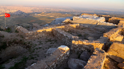 Dağın zirvesinde alttan ısıtmalı "Sultan Hamamı" bulundu