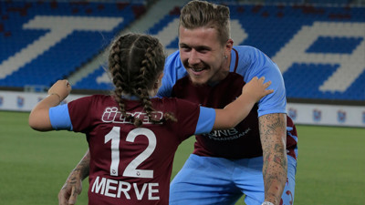 Kucka, imzayı attı, lösemi hastası minik Merve'ye formayı verdi
