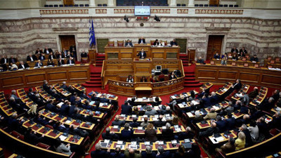 Yunanistan'da yeni kemer sıkma programına onay