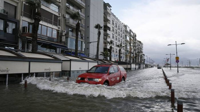 İzmir'de denizle kara birleşti