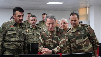 Akar ve komutanlar Suriye sınırında