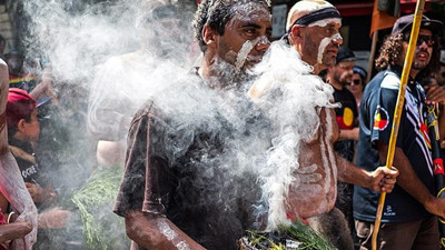 Protestoların gölgesinde kutlama