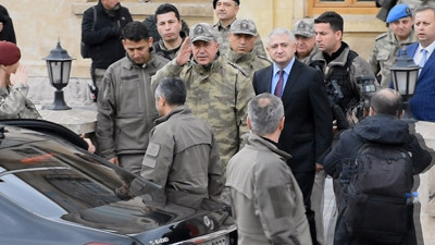 Orgeneral Akar sınır birliklerini denetledi