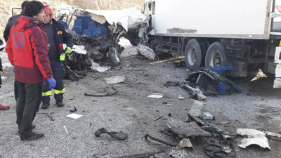 Van'da minibüsle TIR çarpıştı: 8 ölü