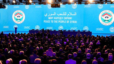 Soçi'deki Suriye kongresinde bayrak krizi çıktı
