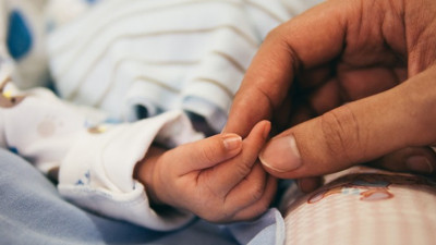 Ten tene temas uygulanan bebekler daha sakin