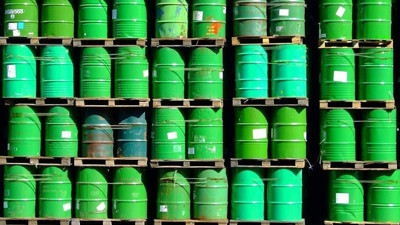 Petrol stoklarında artış sürdü, fiyatlar geriledi