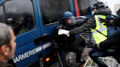 "Sarı yeleklilerin" isyanı büyüyor