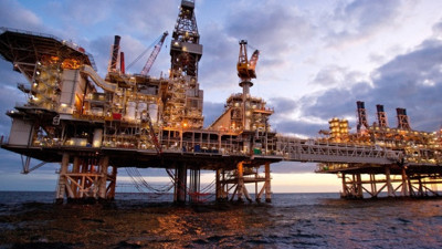 Petrol hafif yükseldi ancak hala baskı altında