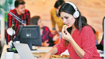 Masa başında yedikleriniz kiloya dönüşüyor!