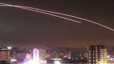 İsrail saldırısı 2 yolcu uçağını tehlikeye attı