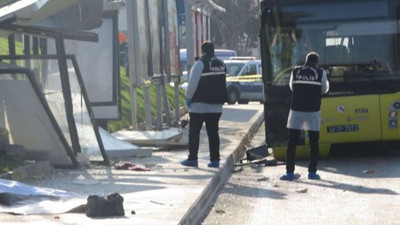 Otobüs durakta bekleyenlere çarptı: Ölü ve yaralılar var