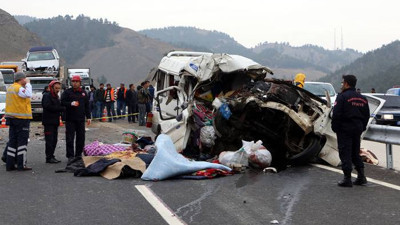 Kahramanmaraş'ta minibüs kamyona çarptı: 9 ölü
