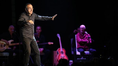 Sunay Akın ve İlhan Şeşen beraber sahne aldı