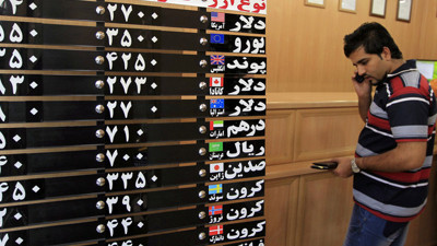 İran'da riyaldaki rekor düşüş sonrası döviz bürolarına baskın