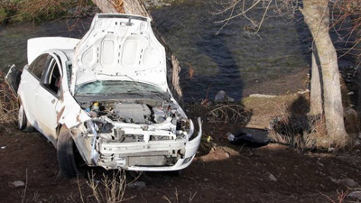 Otomobil dere yatağındaki ağaçlara çarptı: 3 ölü