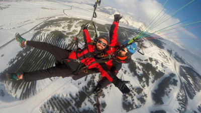 Ejder 3200'de hem kayak hem yamaç paraşütü heyecanı