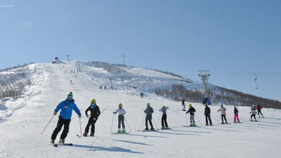 Çocuklar kayaktaki yeteneklerini keşfediyor