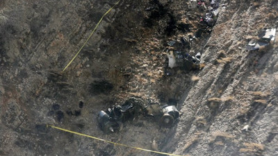 İran'da düşen uçaktaki cenazeler dağdan indirildi