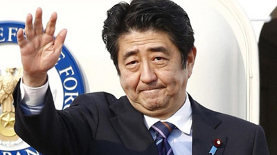 Yolsuzluk suçlamaları, Abe'nin koltuğunu sarsıyor