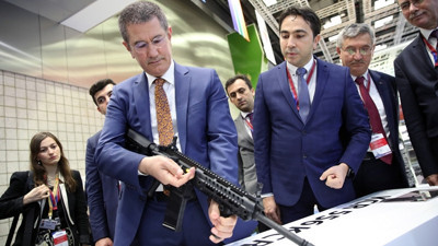 Canikli, 'Doha Savunma Fuarı'nda stantları gezdi