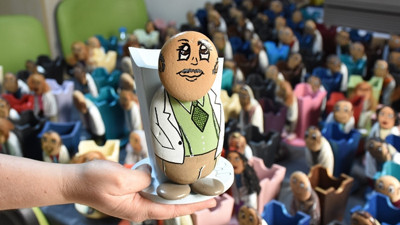 Hekimleri, taşlara karikatürize ettiler