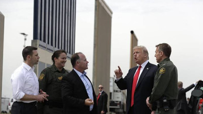 Trump, sınır duvarı prototiplerini inceledi
