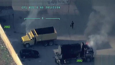 Teröristler Afrin merkezde araçları yakıyor