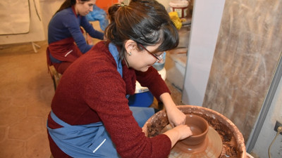 Hünerli eller çamura şekil veriyor