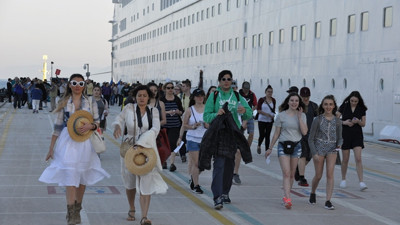 Sezonun ilk kruvaziyeri Kuşadası'na geldi