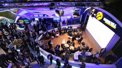 Lifecell Ventures'un Barselona'daki standına ziyaretçi ilgisi