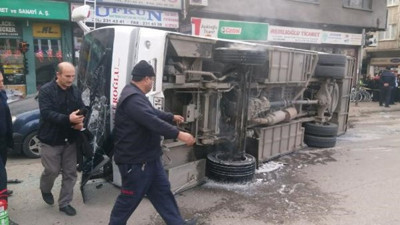 Üniversitelileri taşıyan servis midibüsü devrildi: 21 yaralı