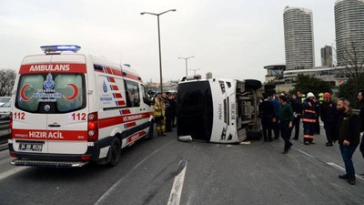 Polis servis aracı devrildi: 5 yaralı