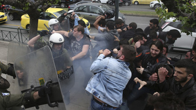 Yunanistan'da savaş karşıtı gösteride arbede