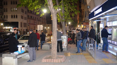 TOKİ'den ev alabilmek için banka önünde sabahladılar